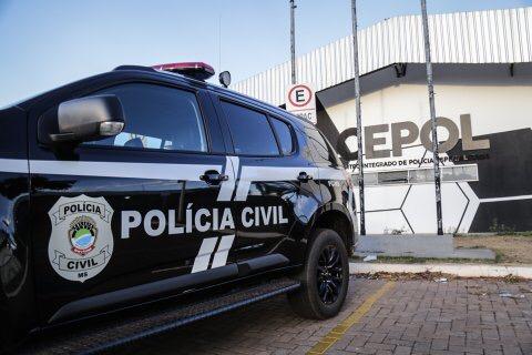 Com cocaína escondida em trança de cabelo, jovem é presa vendendo em frente a conveniência