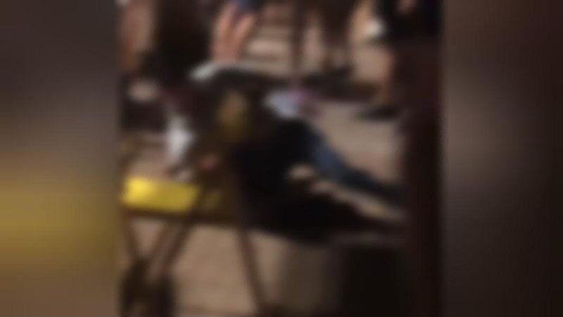 Policial militar de folga dá tapa na cara de mulher após bebedeira em bar