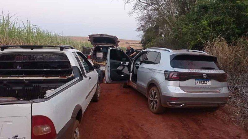 Traficantes são perseguidos e abandonam veículos