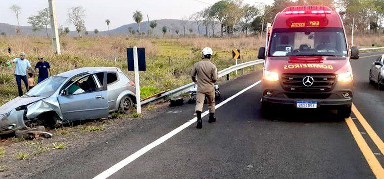 Três crianças ficam feridas após carro capotar